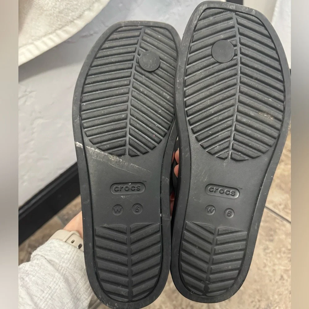 Women’s Crocs Miami sandal size 6 - Picture 3 of 3